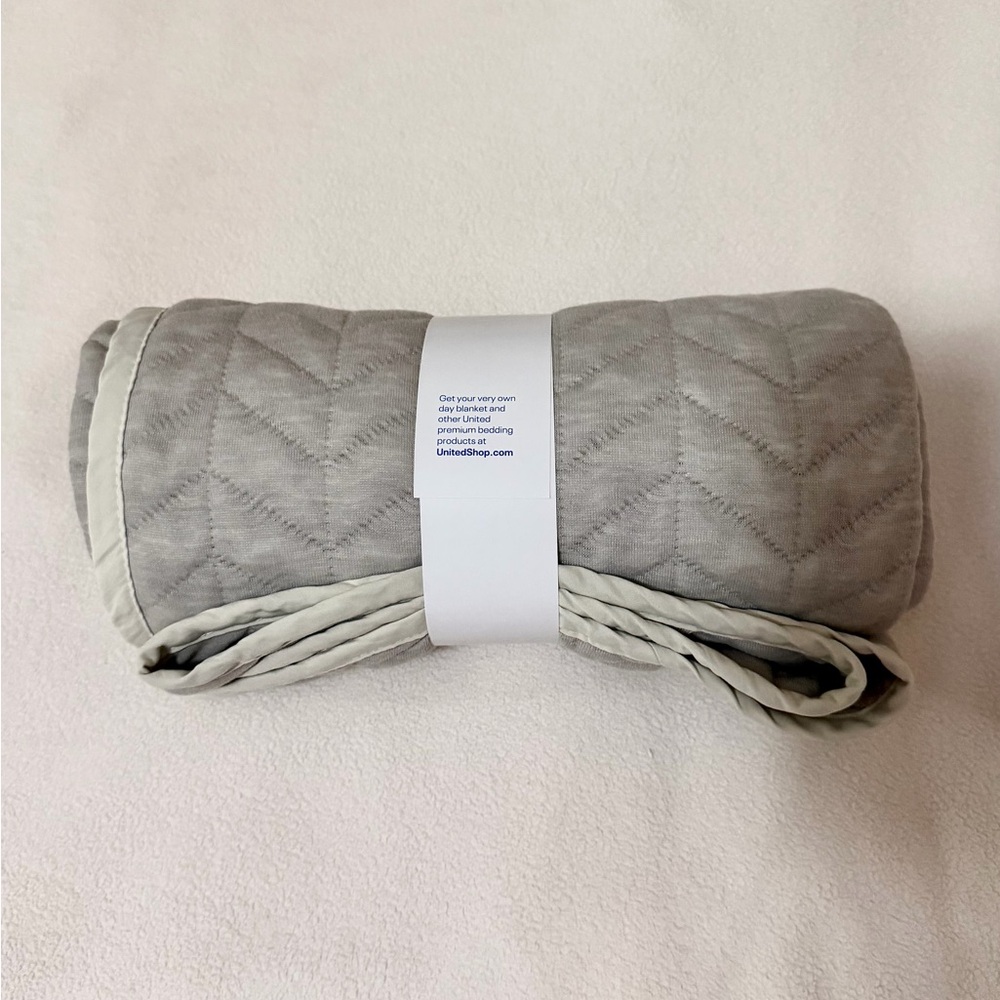 NWT United Airlines x Saks Fifth Avenue Polaris Business Class Blanket - Picture 2 of 2